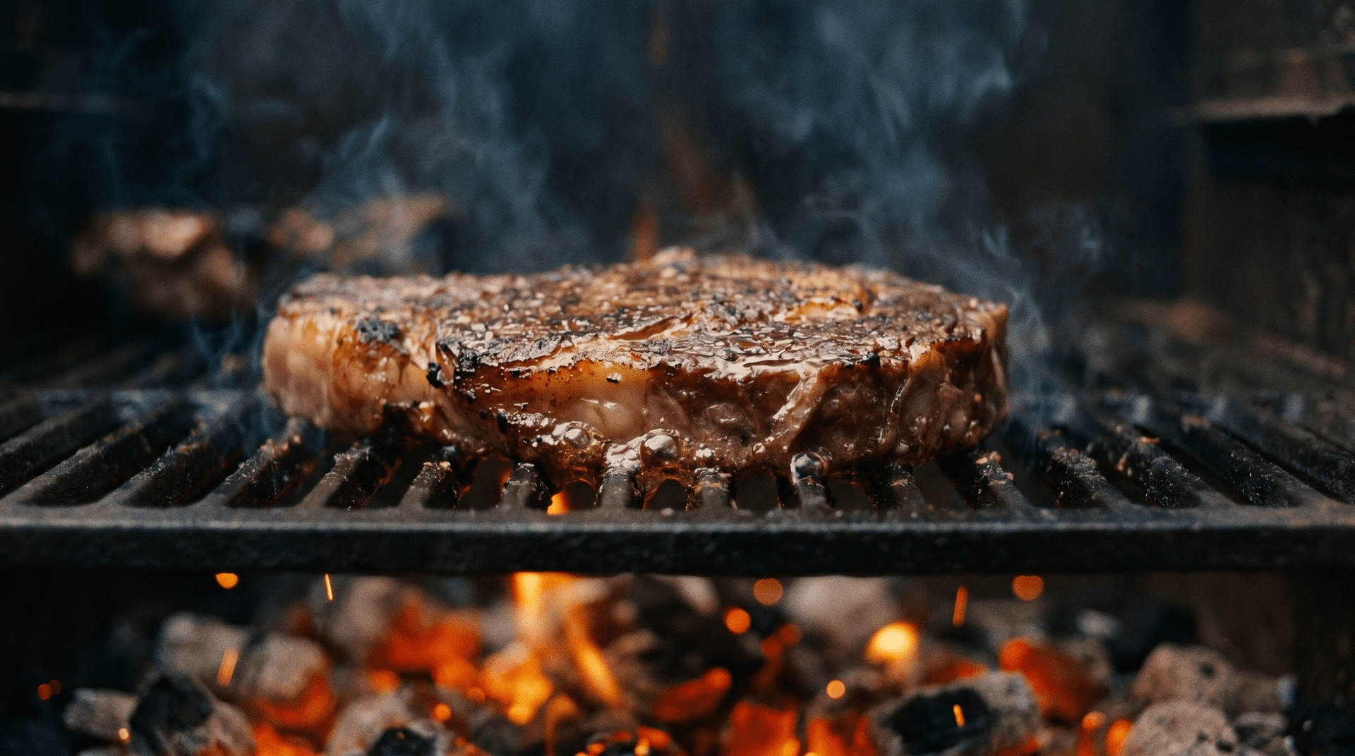 Premium Ribeye Steak auf glühenden Holzkohleglut — Steakakademie