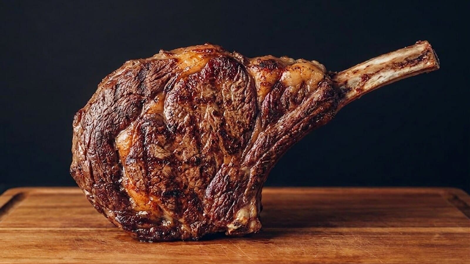 Gegrilltes Steak auf einem Holzbrett beim Ruhen