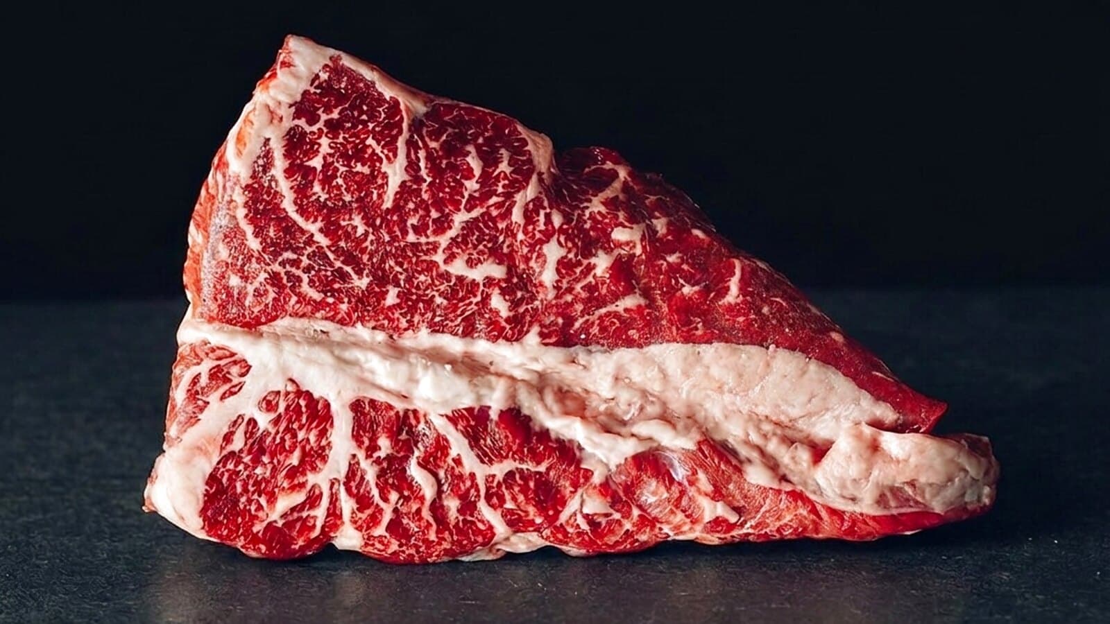Rohes Steak auf dunklem Schiefer vor dem Grillen