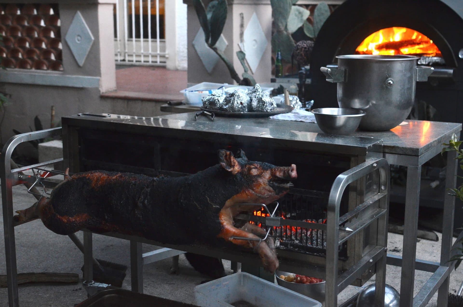 Ganzes Schwein über der Glut, langsam über offenem Feuer gegart